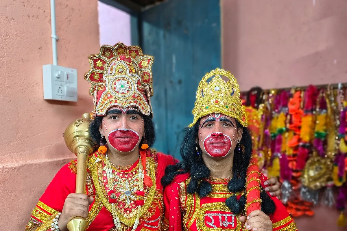 रामलीला में हनुमान और अंगद के वेश में कलाकार (सांकेतिक)