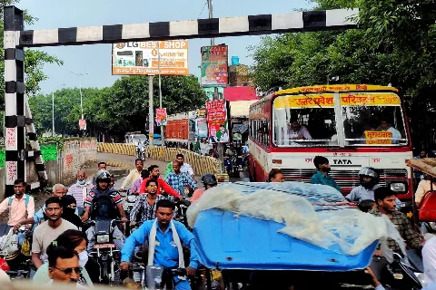 रेलवे फाटक पर इंतजार करते वाहन (सांकेतिक)