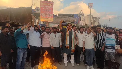जाफरपुर चौराहे पर पूर्व विधायक राजकुमार ठुकराल और कांग्रेस कार्यकर्ता पुतला जलाते हुए नारे लगाते