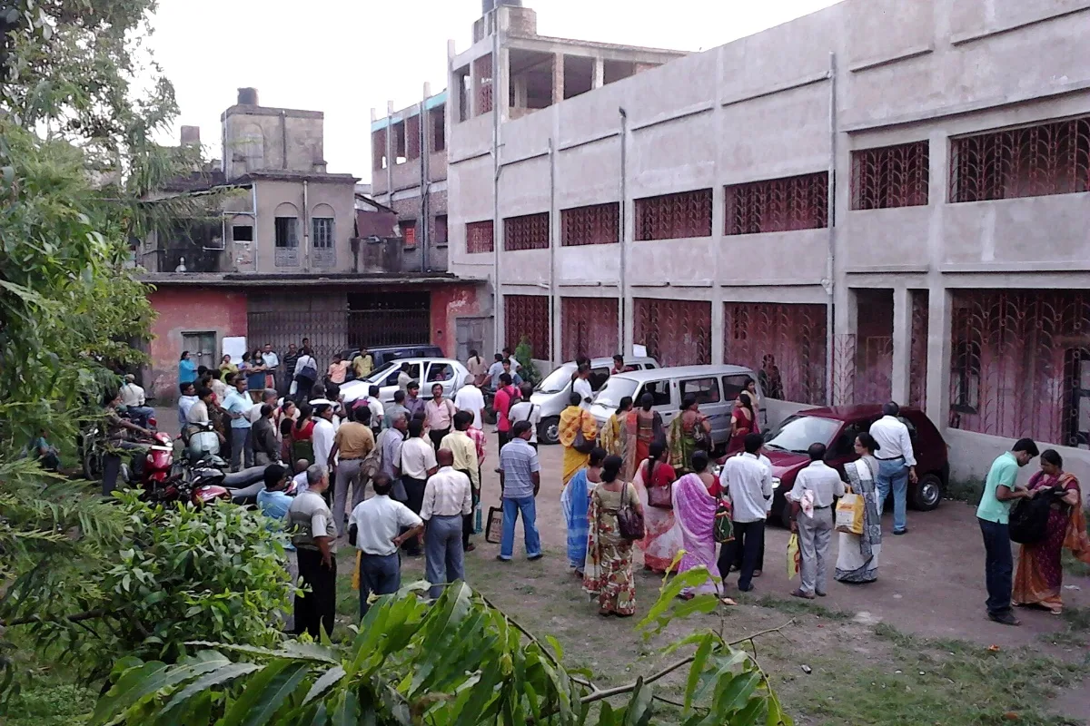 सांकेतिक तस्वीर: कॉलेज परिसर के बाहर जुटे विद्यार्थी और अभिभावक