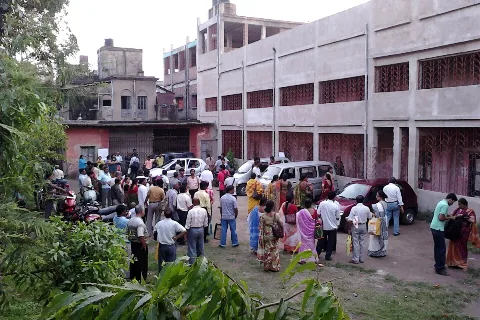 सांकेतिक तस्वीर: कॉलेज परिसर के बाहर जुटे विद्यार्थी और अभिभावक