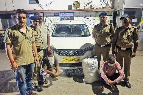 रुद्रपुर कोतवाली में बरामद गांजे और अर्टिगा कार के साथ पुलिस टीम और दोनों आरोपी, आरोपियों के चेहरे ढके