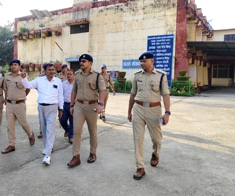 छात्रसंघ चुनाव से पहले एसबीएस कॉलेज, रुद्रपुर परिसर में सुरक्षा व्यवस्था का जायजा लेते पुलिस अधिकारी
