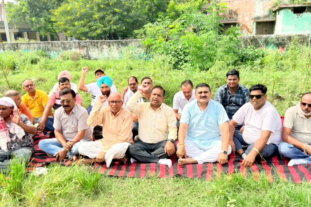 रुद्रपुर में इंद्रा चौक-बस अड्डा सड़क के अधूरे निर्माण के विरोध में धरने पर बैठे कांग्रेस कार्यकर्ता