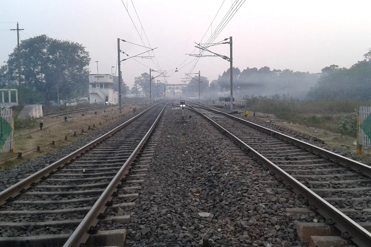 गांव के बीच से गुजरता रेलवे ट्रैक (सांकेतिक)