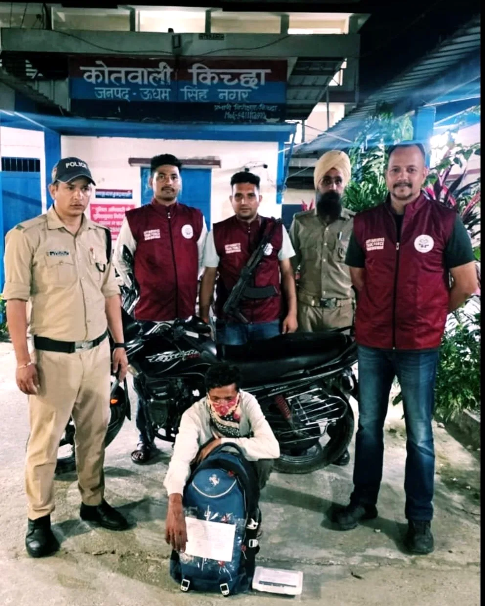 ANTF and police team outside Kichha Kotwali with the seized motorcycle, the bag of capsules and the arrested man