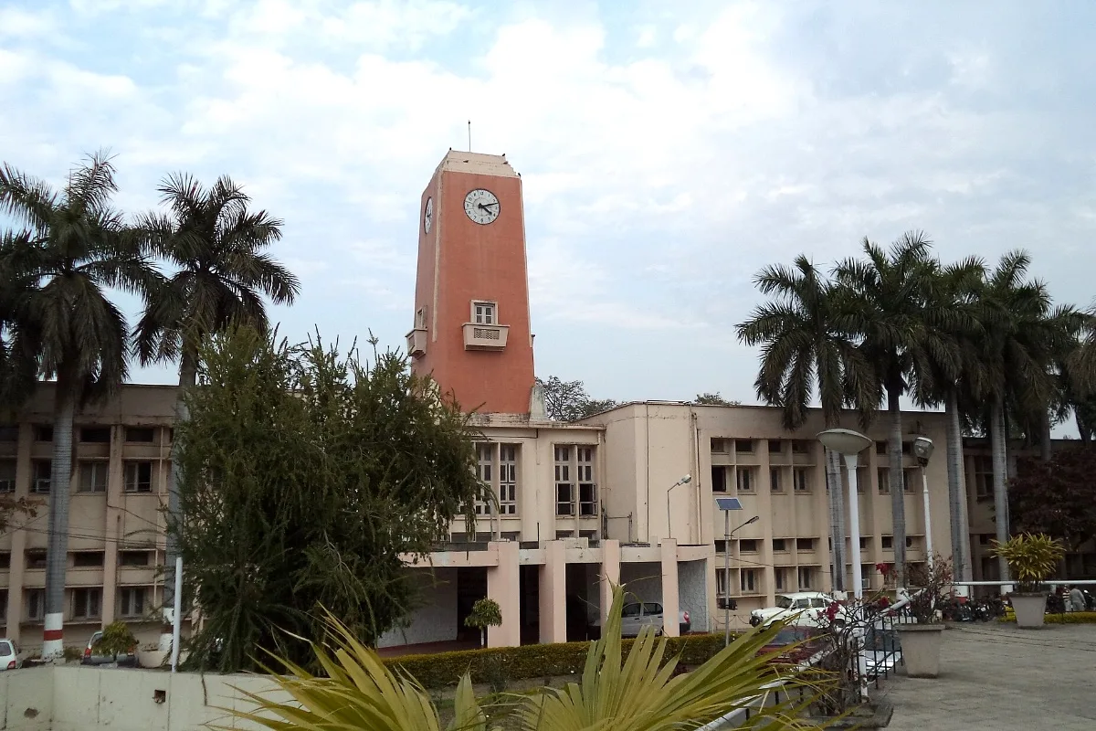 पंतनगर विश्वविद्यालय का प्रशासनिक भवन और घंटाघर (फाइल फोटो)