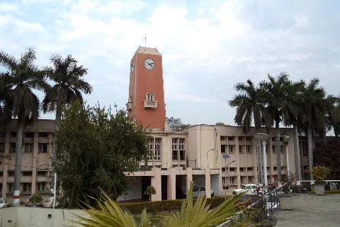 पंतनगर विश्वविद्यालय का प्रशासनिक भवन और घंटाघर (फाइल फोटो)