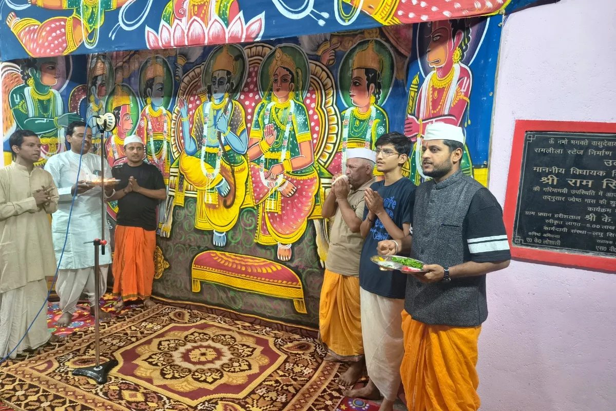 Aarti to Lord Ram before a Ramlila performance (representative)