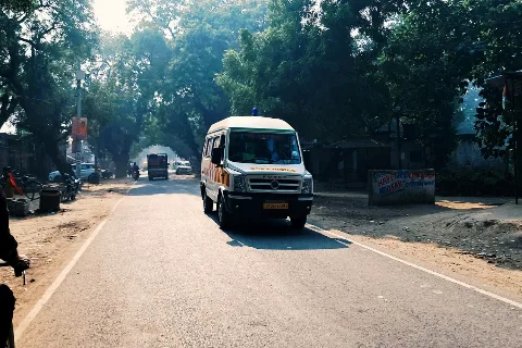 सड़क पर एंबुलेंस (सांकेतिक)