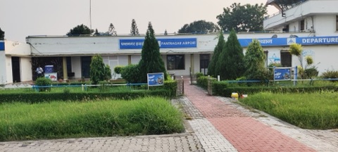 पंतनगर हवाई अड्डे का प्रस्थान भवन, आगे लॉन और पैदल रास्ता।