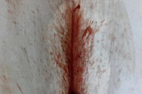 दीवार पर गुटखा-पान मसाला थूकने के दाग (सांकेतिक)