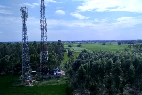खेतों के बीच लगे मोबाइल टावर (सांकेतिक)
