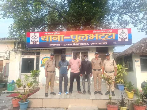 पुलभट्टा थाने के बाहर पुलिसकर्मियों के साथ ढके चेहरों वाले तीनों आरोपी