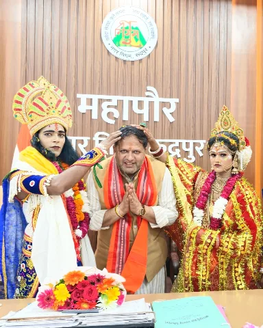 Ramlila artists playing Lord Ram and Mata Sita with Mayor Vikas Sharma at the Rudrapur Nagar Nigam