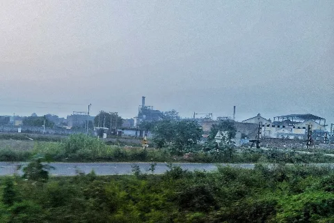 दूर से दिखती एक चीनी मिल (सांकेतिक)