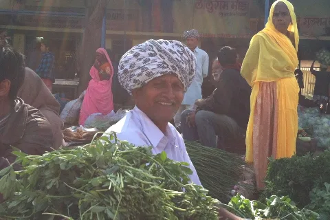 सड़क किनारे सब्जी बेचते दुकानदार (सांकेतिक)