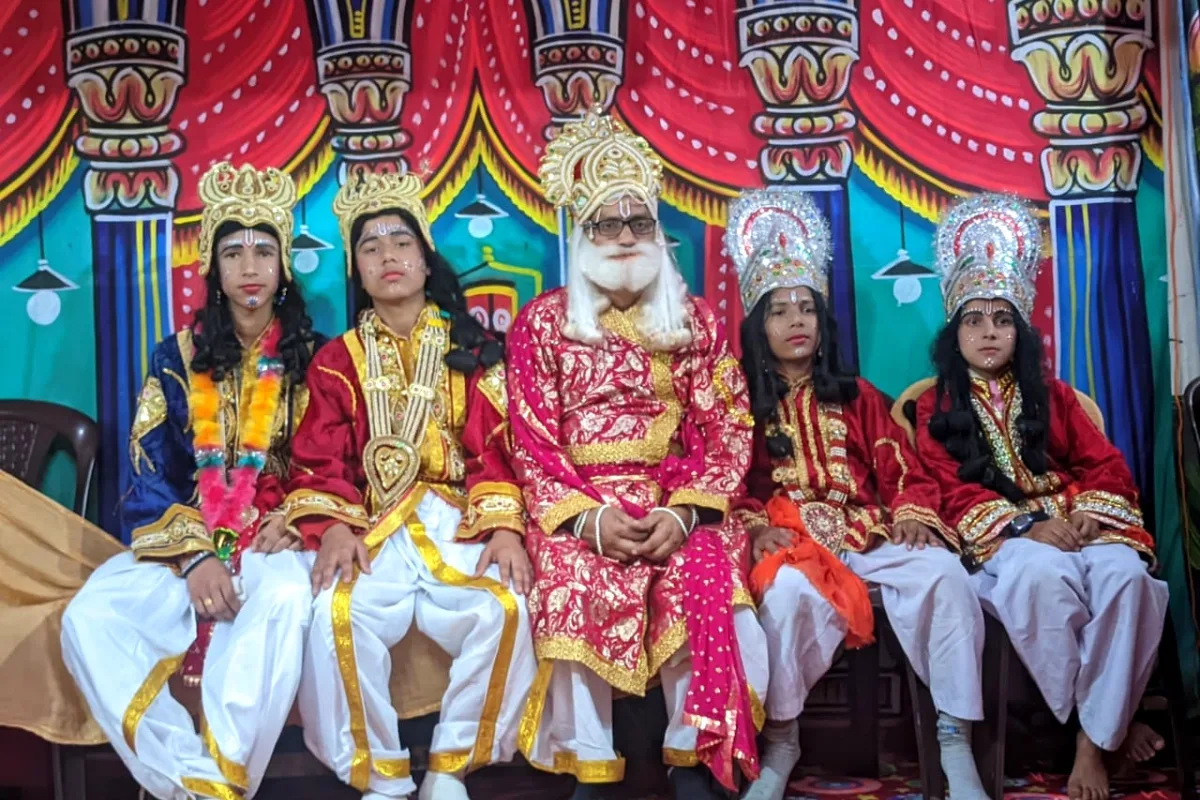 रामलीला मंचन में राजा दशरथ अपने चारों पुत्रों के साथ (सांकेतिक)